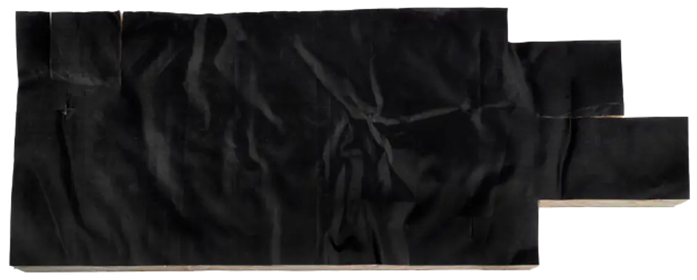 Schwarzes, faltiges Isoliermaterial, das für eine Anwendung vorgesehen ist. Die Marke Wolf ist auf dem Produkt sichtbar.